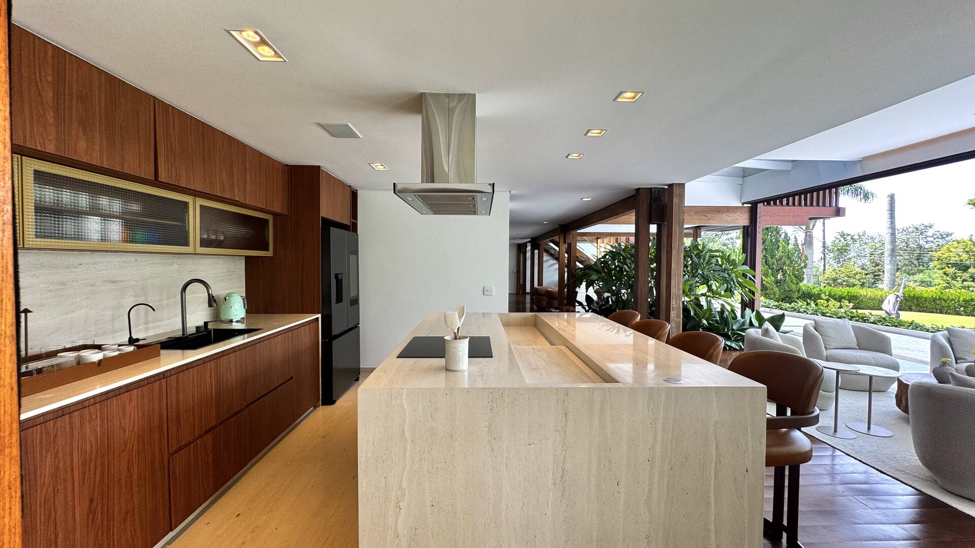 Casa com 5 suítes, terreno de 2.500 m² e vista aberta à venda no Alphaville 8