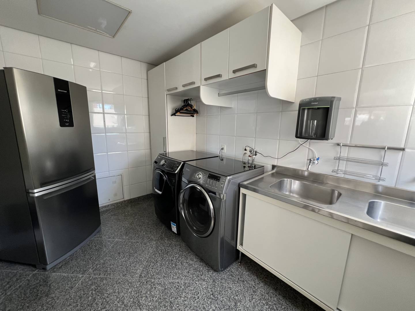 Casa à venda no Alphaville Residencial 2 com 5 suítes, piscina natural e firepit