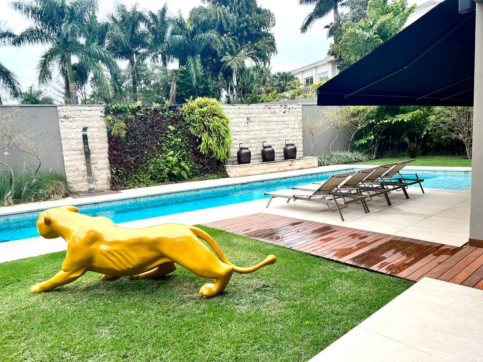Casa com 5 suítes, elevador e lazer completo à venda em Alphaville