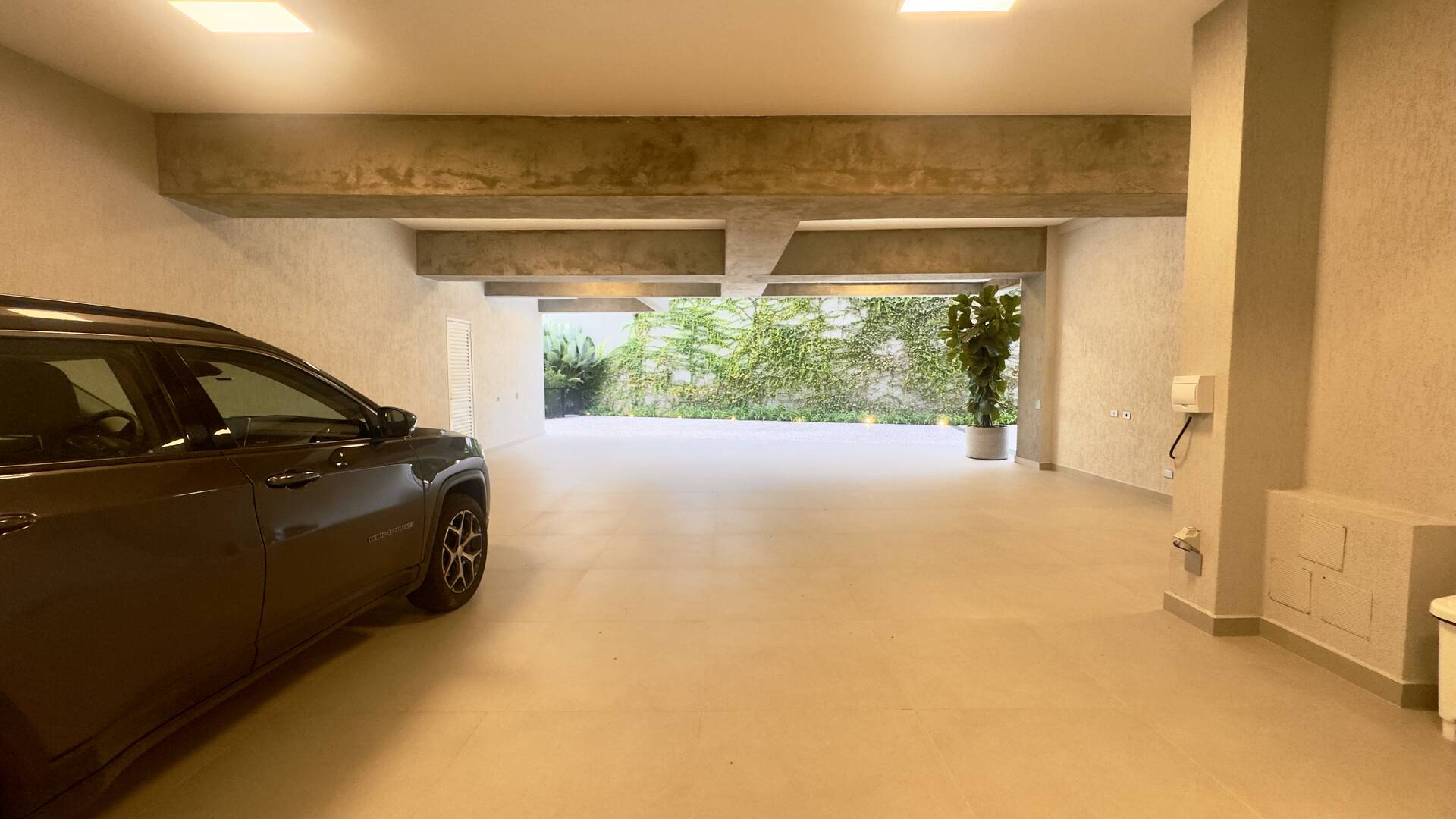 Casa Contemporânea no Tamboré 1 com 3.167 m² de Terreno e Vista Permanente para a Mata