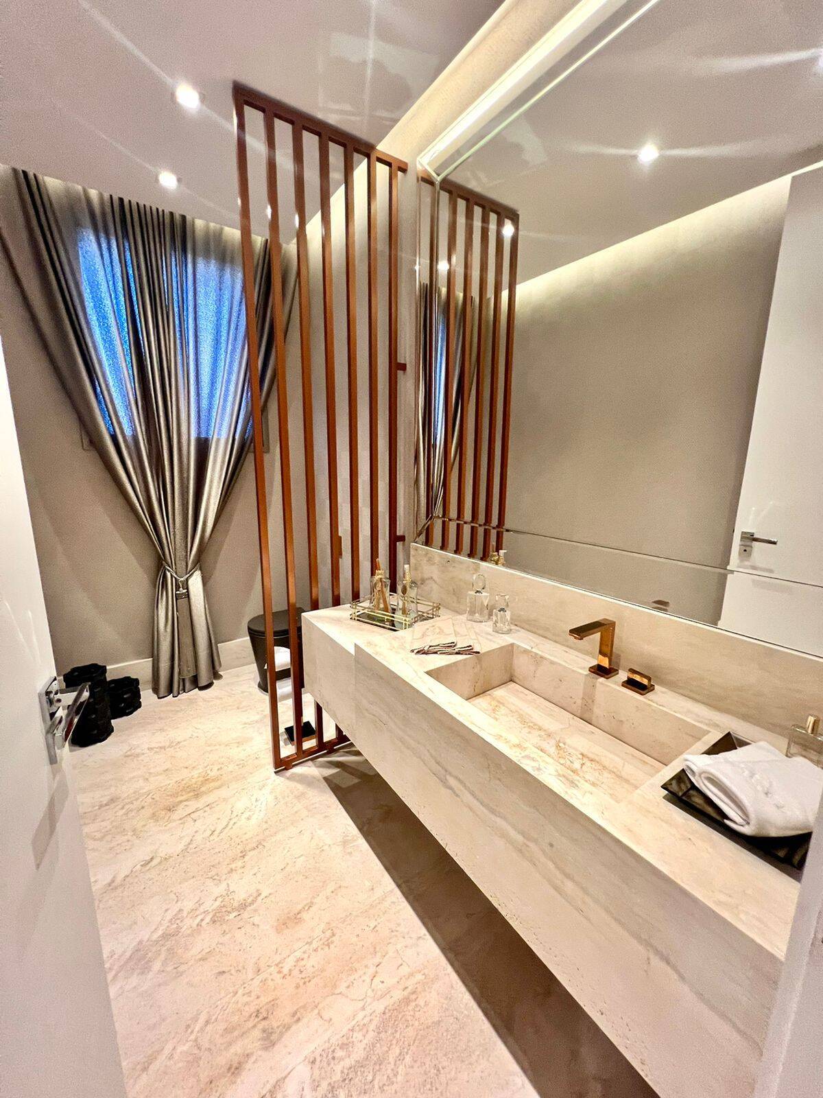 Casa com 5 suítes, elevador e lazer completo à venda em Alphaville