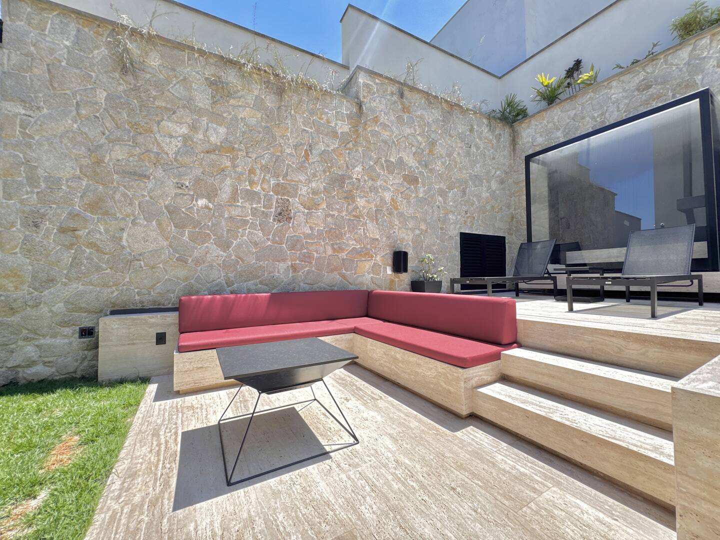 Casa nova e mobiliada à venda no Villa Solaia com 4 suítes e lazer completo