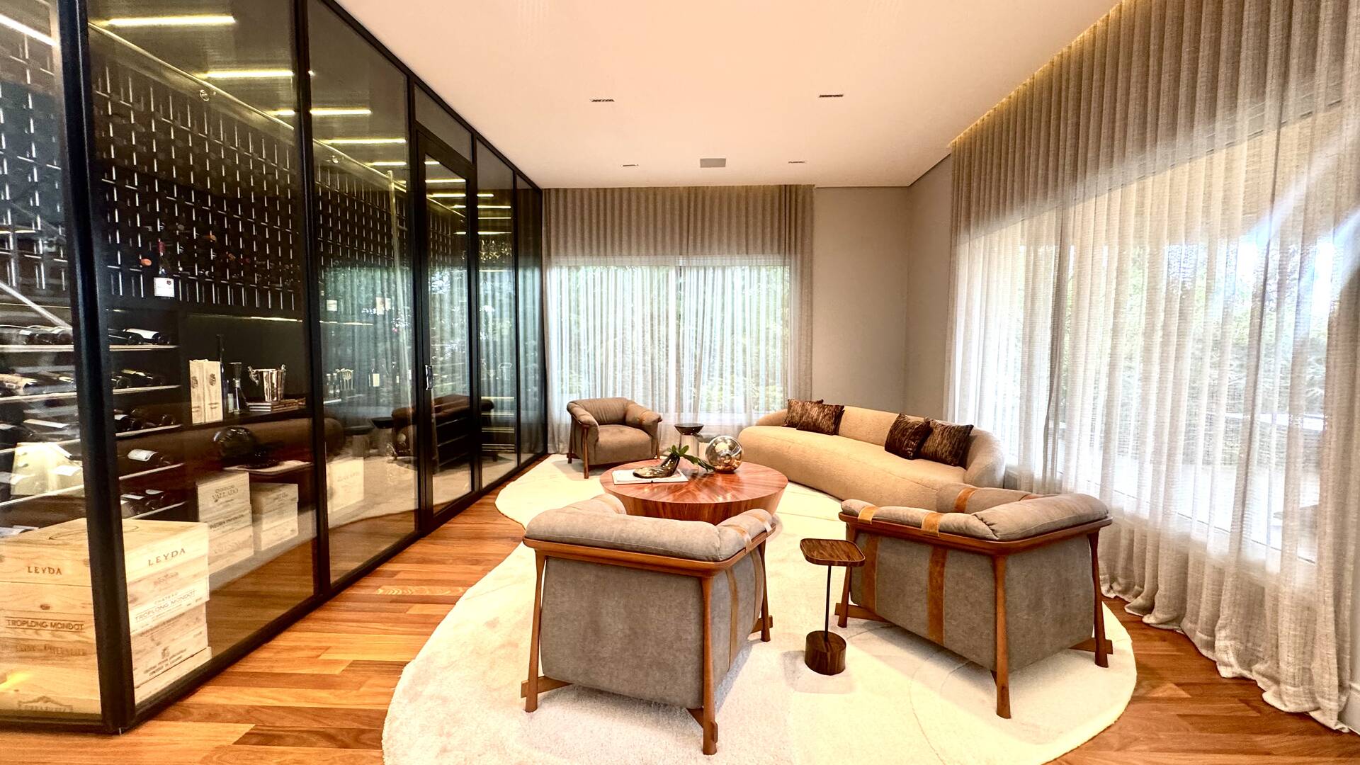 Casa Contemporânea no Tamboré 1 com 3.167 m² de Terreno e Vista Permanente para a Mata