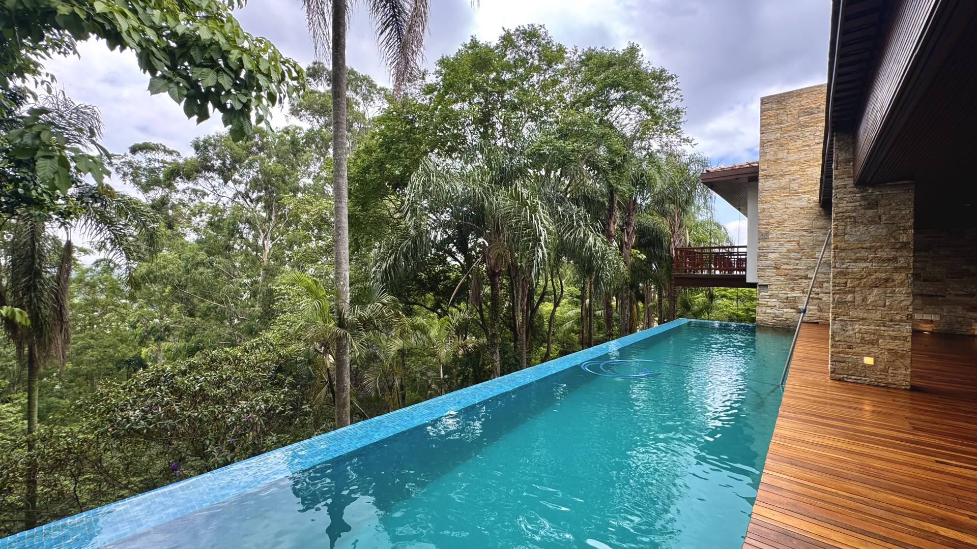 Casa com 6.300m² de terreno privativo - Residencial Tamboré 1