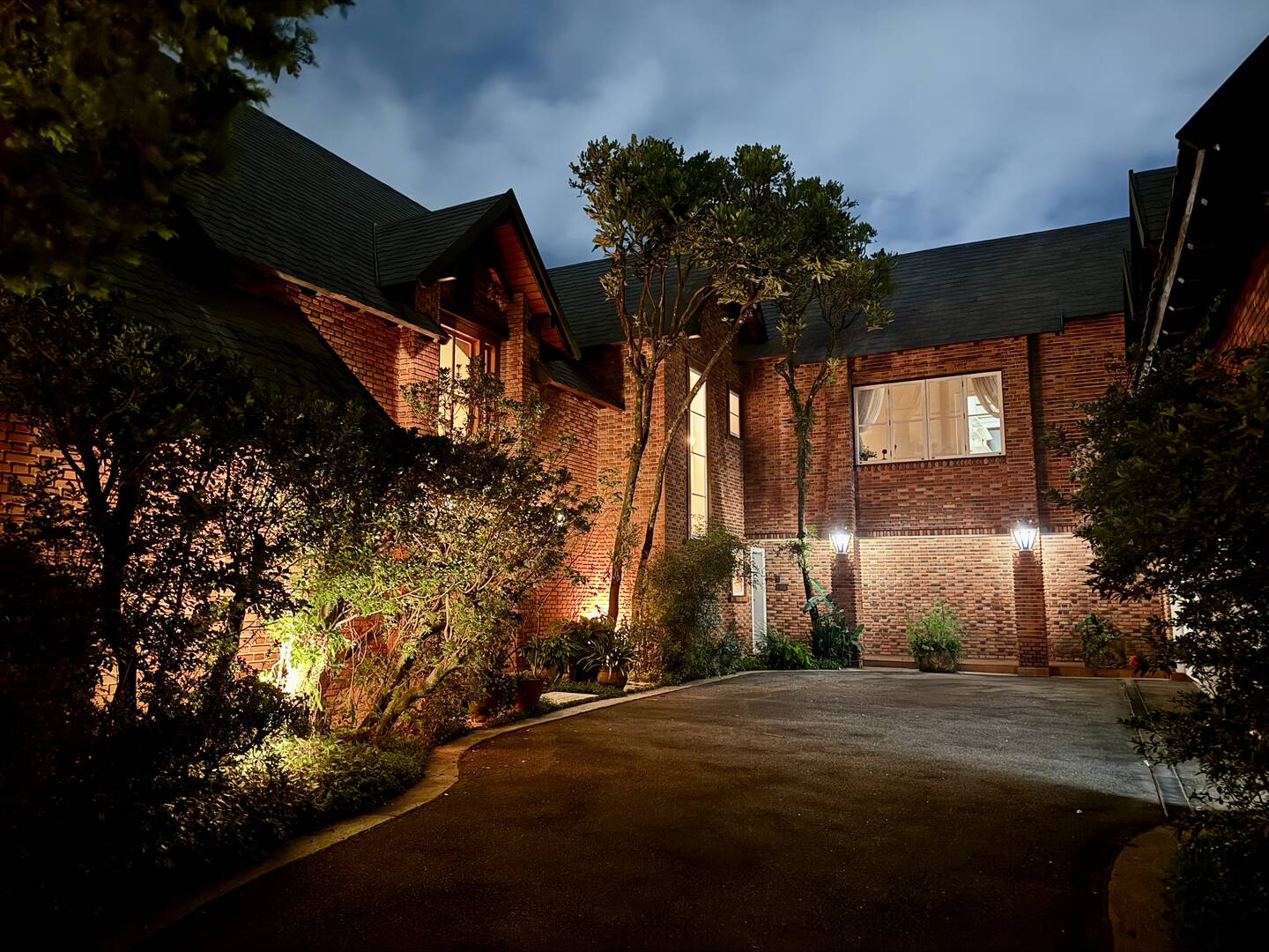 Casa de arquitetura assinada por Sidônio Porto no Tamboré 1