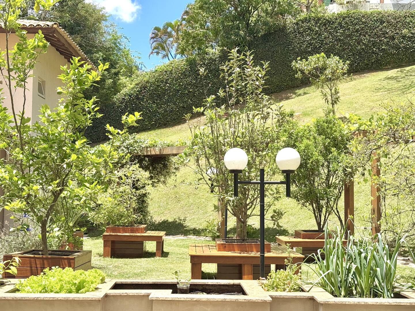 Casa à Venda no Tamboré 1 com 4.000 m², Vista Permanente e Estilo Casa de Campo