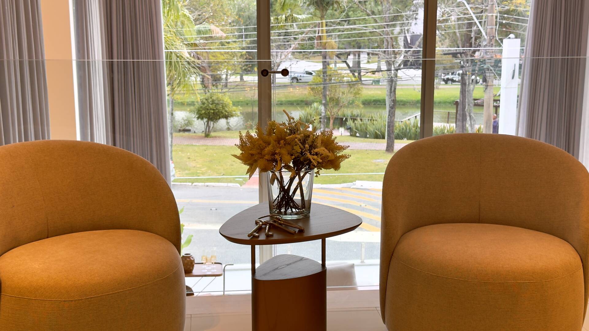 Casa de Alto Padrão à Venda no Tamboré 3 | Frente para o Lago | 5 Suítes | 870 m²