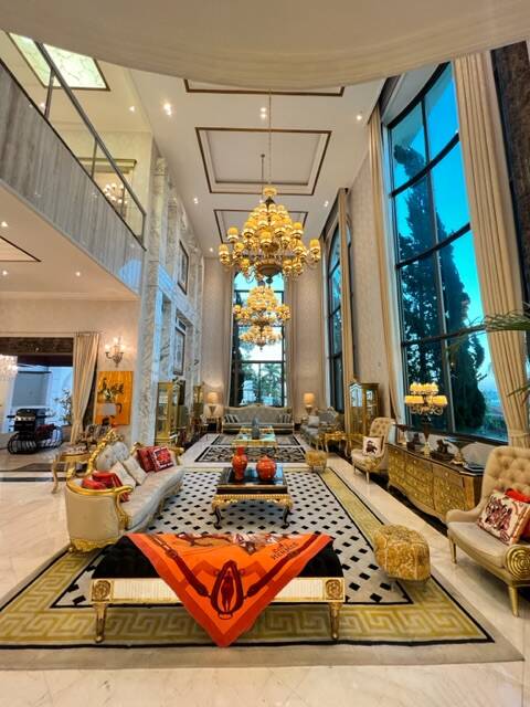 Casa Exclusiva à Venda em Alphaville com Arquitetura Europeia e Privacidade Total