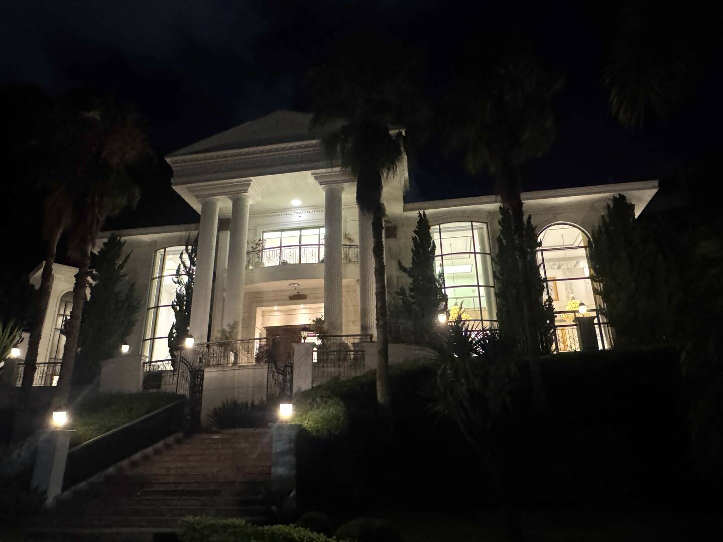 Casa Exclusiva à Venda em Alphaville com Arquitetura Europeia e Privacidade Total