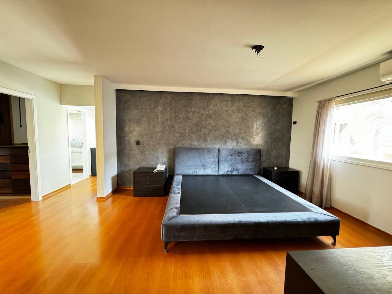 Casa de Alto Padrão Mobiliada com 4 Suítes, Quadra de Tênis Oficial e Lazer Completo em Alphaville