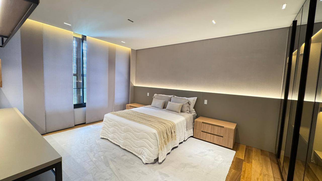 Casa à venda no Tamboré 2 com 5 suítes, duas adegas, elevador e vista permanente