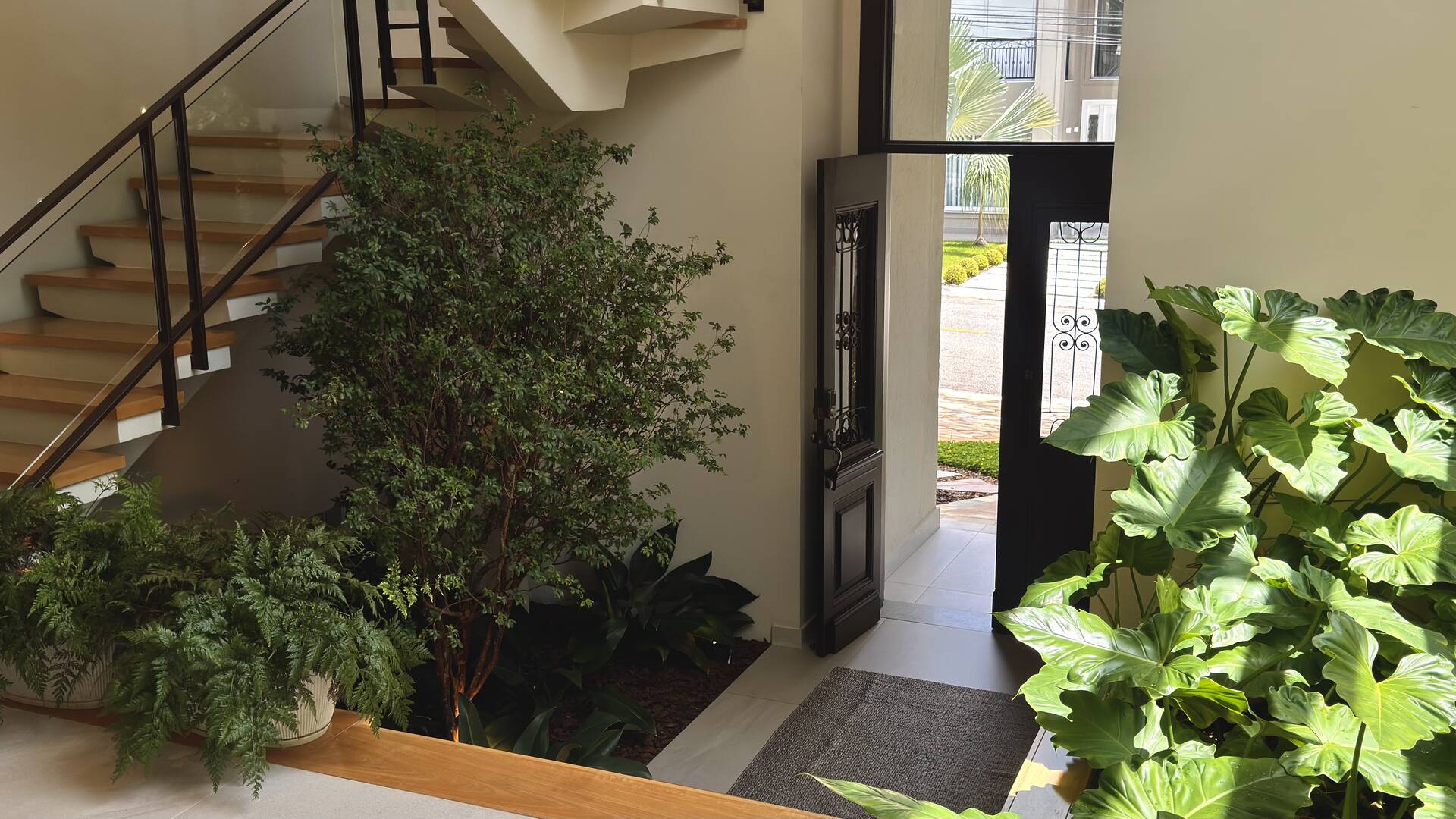 Casa com retrofit completo, 4 suítes e mobiliário assinado à venda em Alphaville