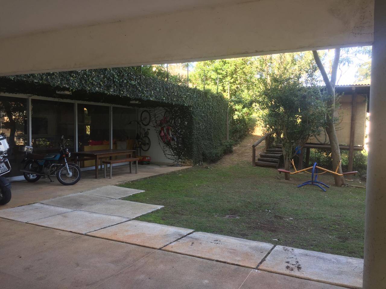 Casa contemporânea com vista para a mata no Tamboré 1
