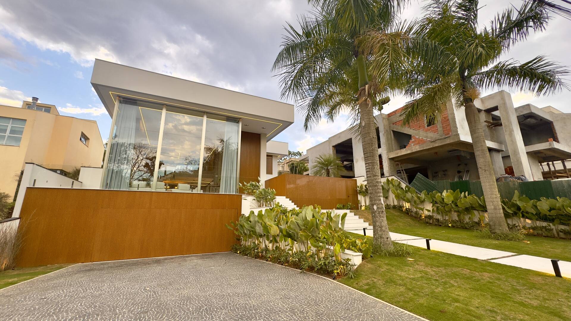 Casa de Alto Padrão à Venda no Tamboré 3 | Frente para o Lago | 5 Suítes | 870 m²
