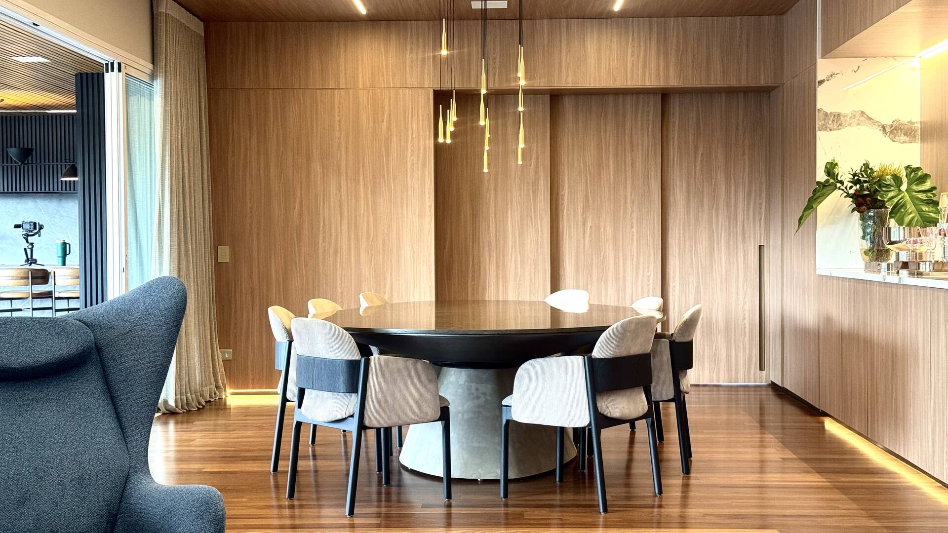 Casa Contemporânea no Tamboré 1 com 3.167 m² de Terreno e Vista Permanente para a Mata