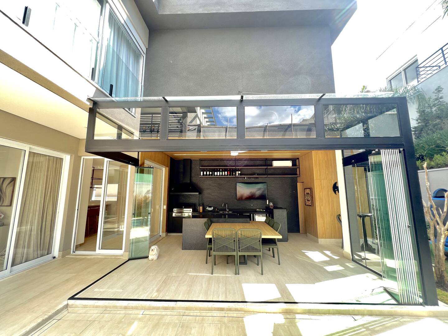 Casa Tamboré 10 mobiliada à venda em Alphaville | 4 suítes, automação e pronta para morar