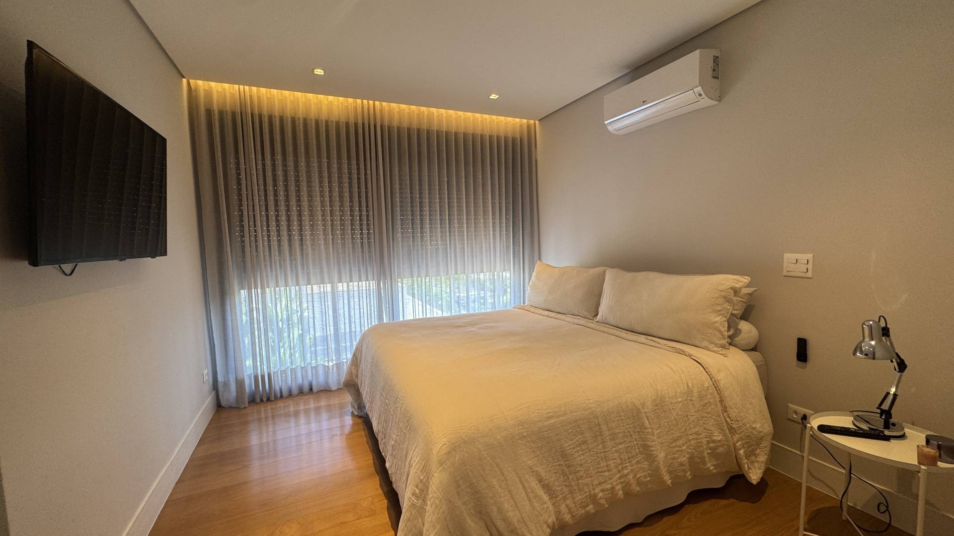 Casa à venda no Tamboré 10 com vista permanente para a mata e amplo terreno