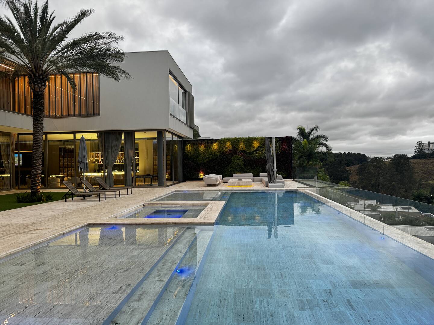Casa com 6 suítes, vista panorâmica e arquitetura contemporânea no Tamboré 2