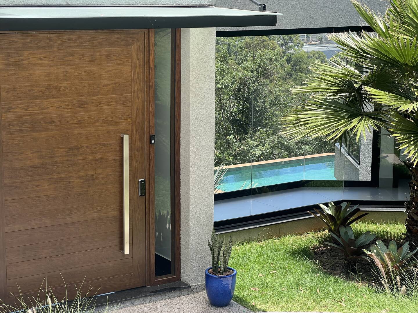 Casa Contemporânea na Esquina Mais Alta de Alphaville com 4 Suítes e Projeto de Expansão