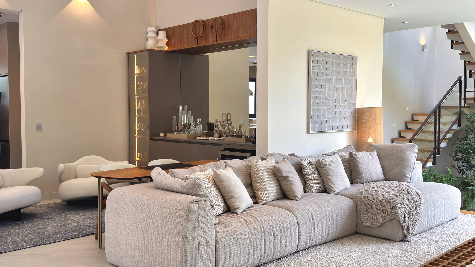 Casa com retrofit completo, 4 suítes e mobiliário assinado à venda em Alphaville