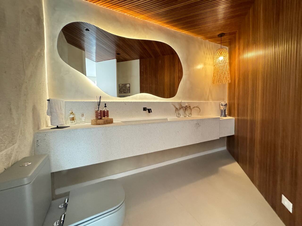 Casa totalmente reformada e mobiliada à venda no Alphaville Residencial 1 com 4 suítes