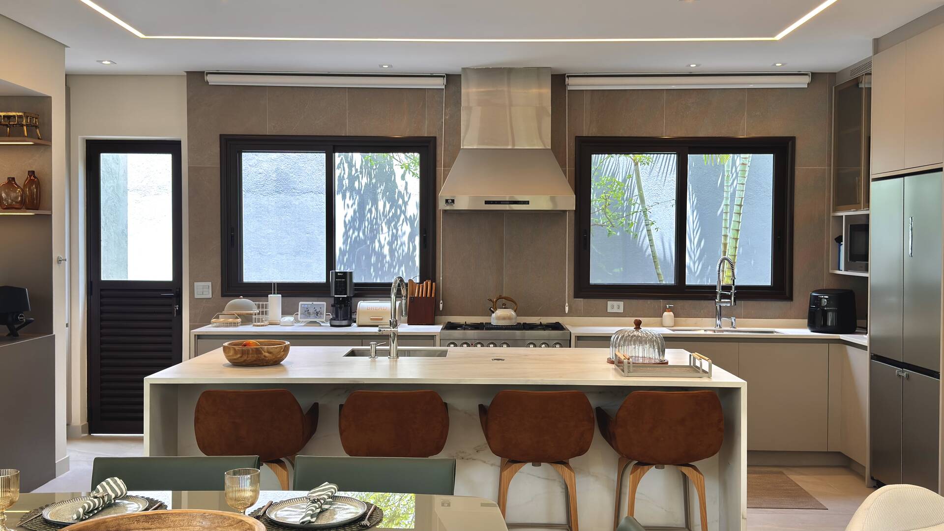 Casa com retrofit completo, 4 suítes e mobiliário assinado à venda em Alphaville