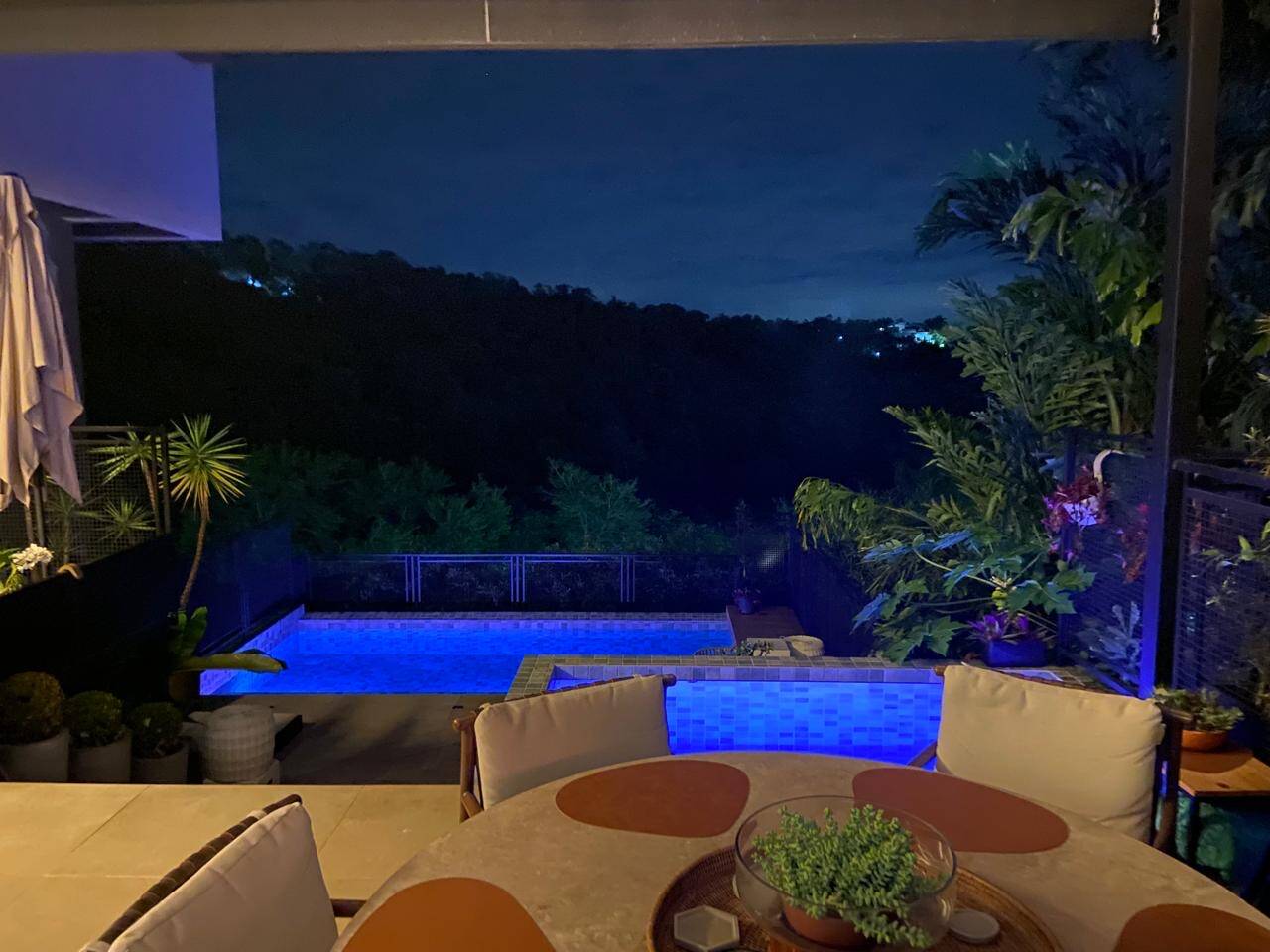Casa contemporânea com vista para o lago e mata preservada no Gênesis 2