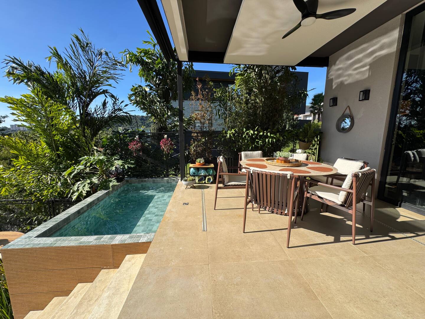 Casa contemporânea com vista para o lago e mata preservada no Gênesis 2