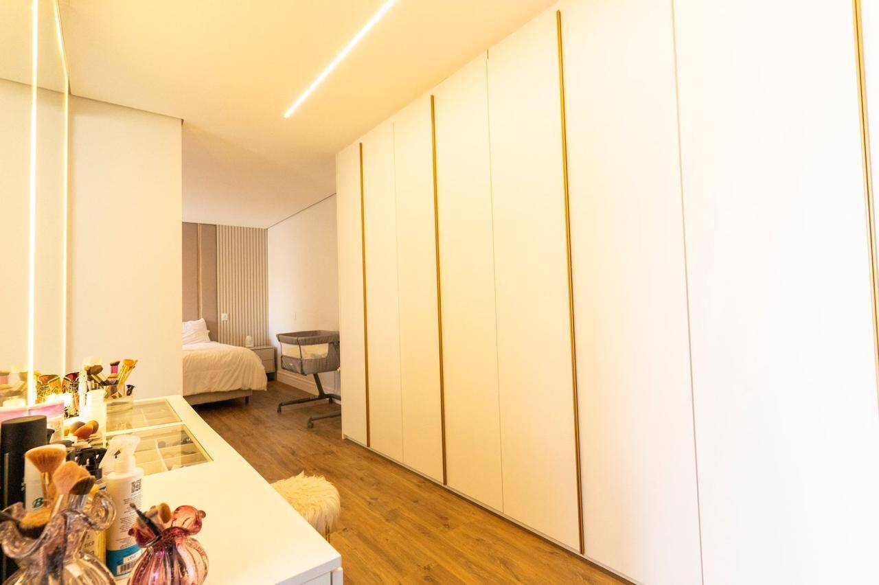 Casa Contemporânea à Venda em Alphaville com 4 Suítes, Spa e Projeto Inteligente