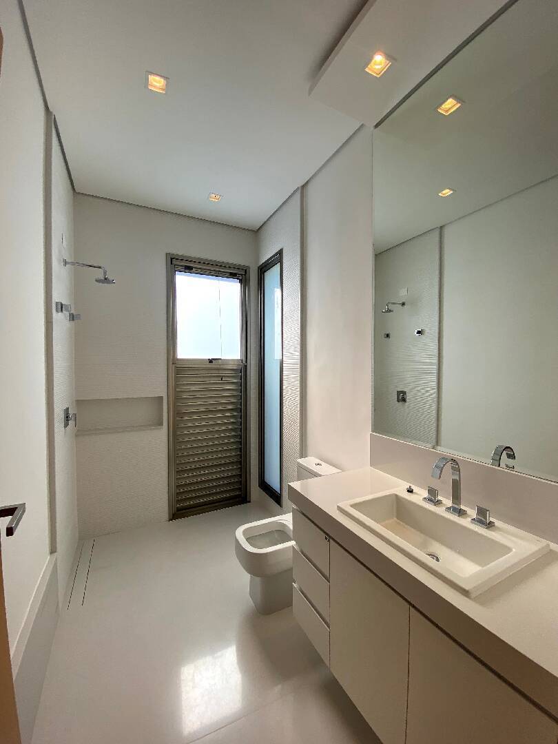 Residência Assinada por Mario Perez no Vila Solaia | 640 m², 4 Suítes e Vista Panorâmica