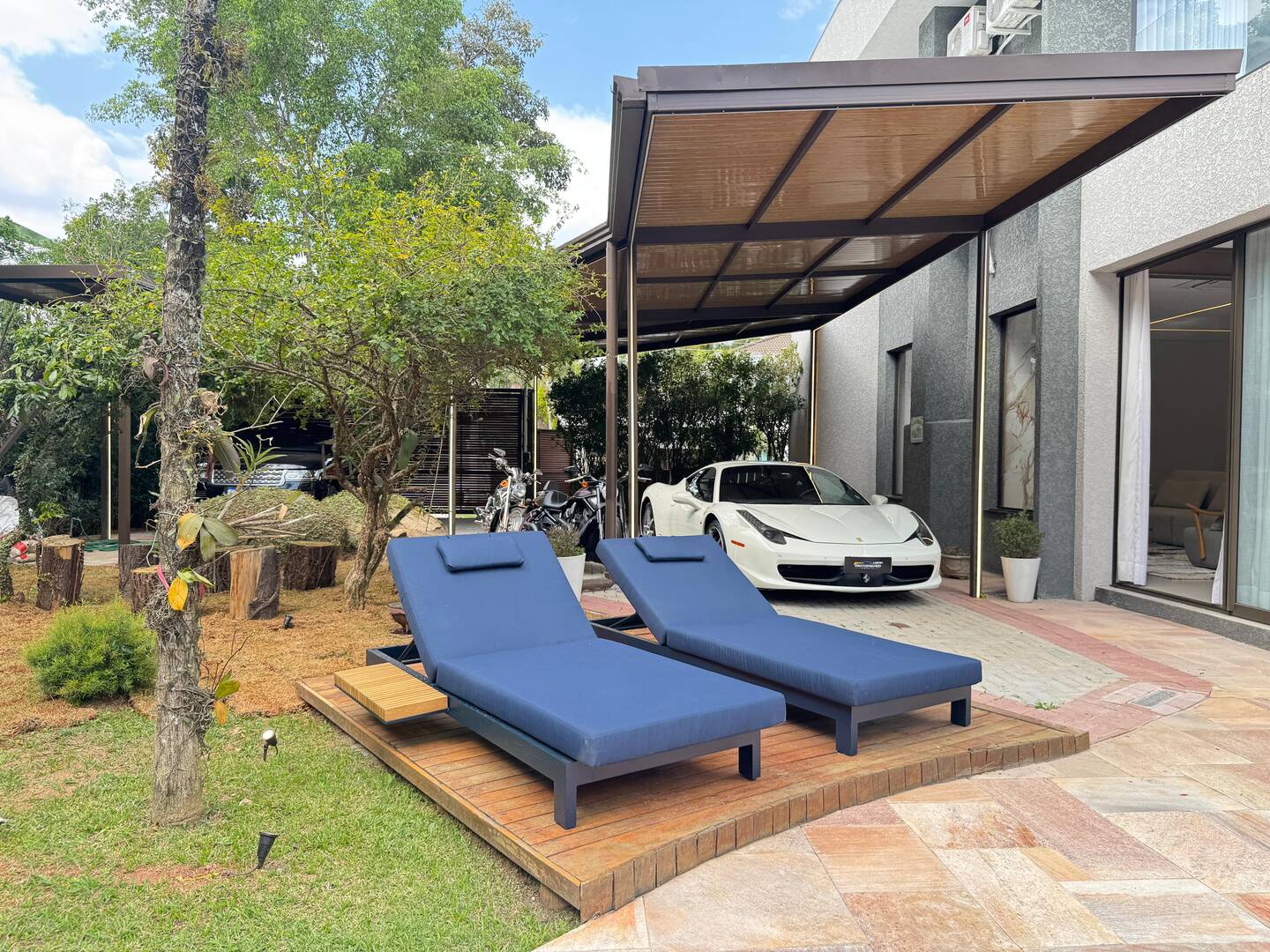 Casa Contemporânea à Venda no Tamboré 1 com 5 Suítes e Lazer Integrado