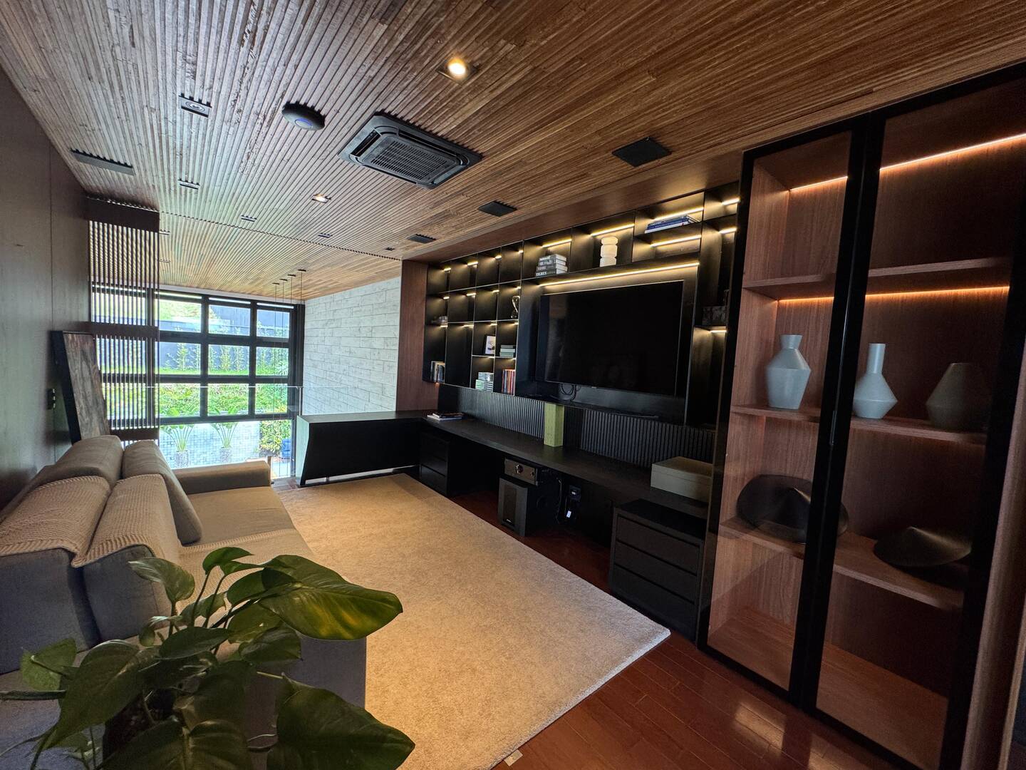 Casa mobiliada à venda no Gênesis 2 com 3 suítes, automação e adega climatizada