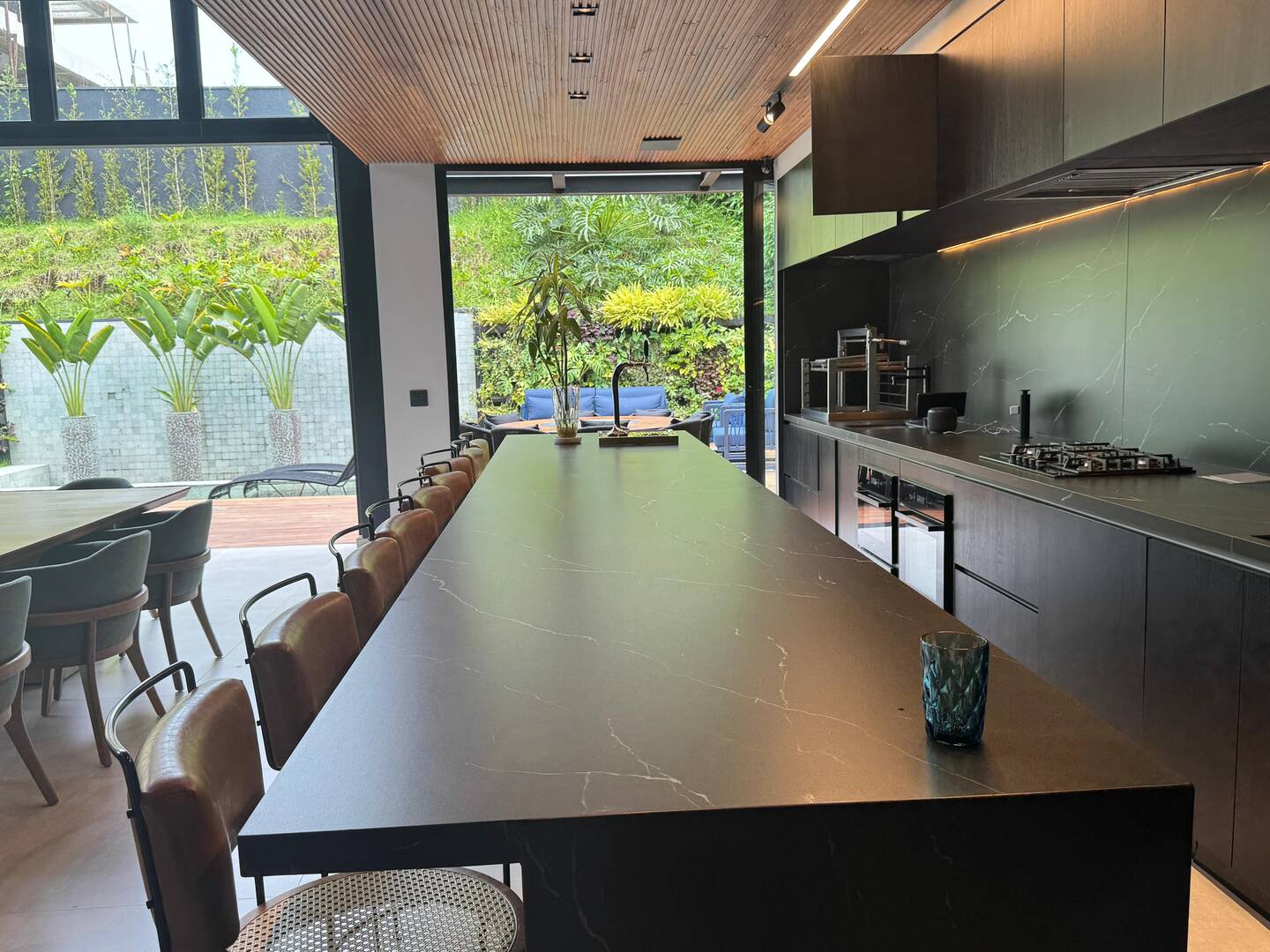 Casa mobiliada à venda no Gênesis 2 com 3 suítes, automação e adega climatizada
