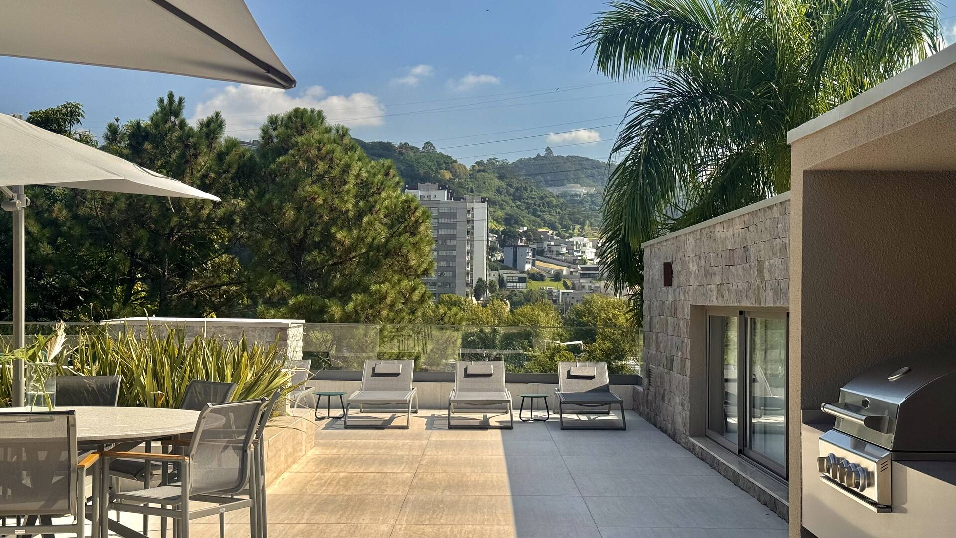Casa Contemporânea no Tamboré 3 com Rooftop, 5 Suítes e Vista Permanente para a Praça