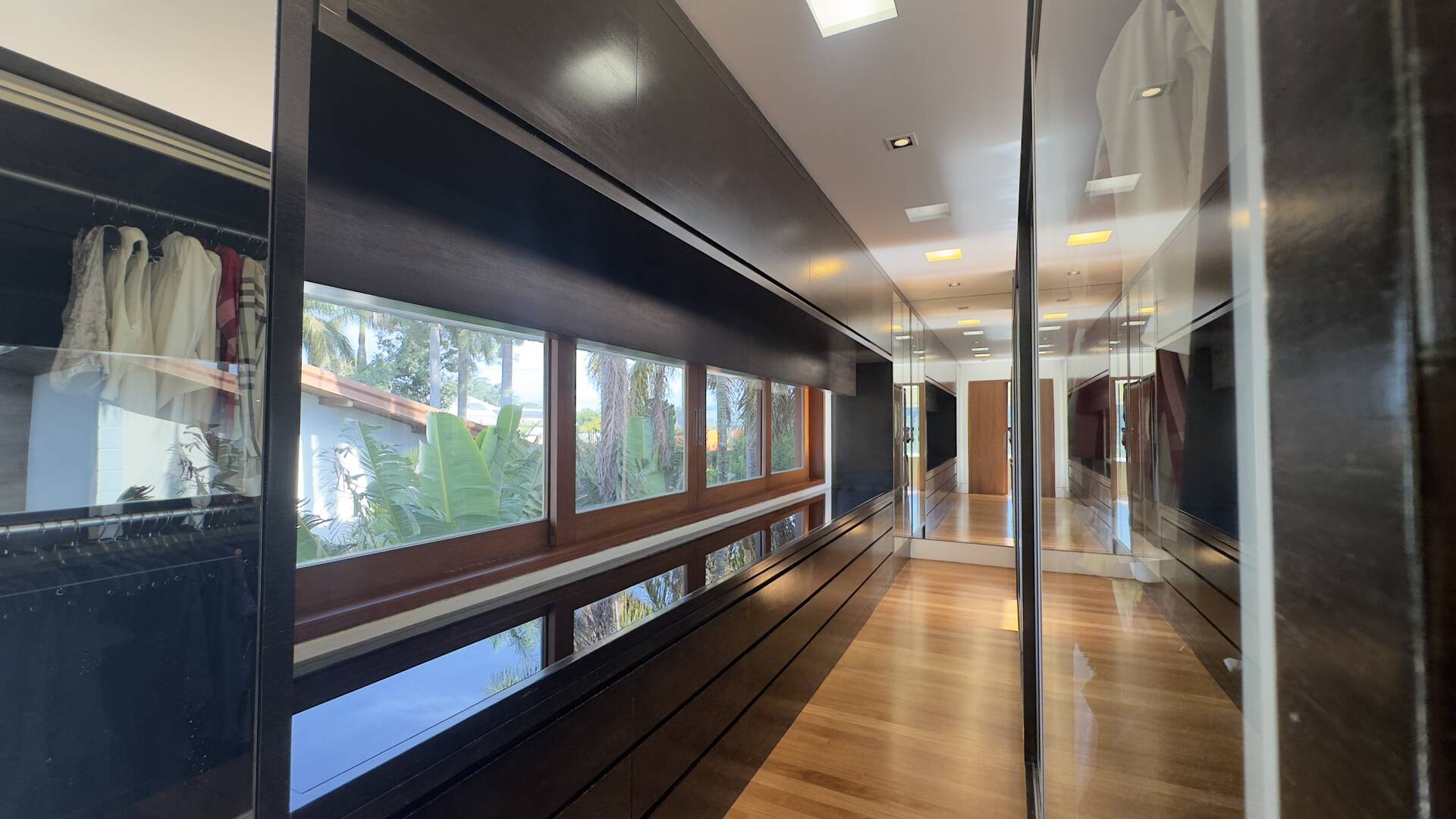 Casa Contemporânea com Vista Permanente, Piscina com Raia e Projeto Autoral em Alphaville