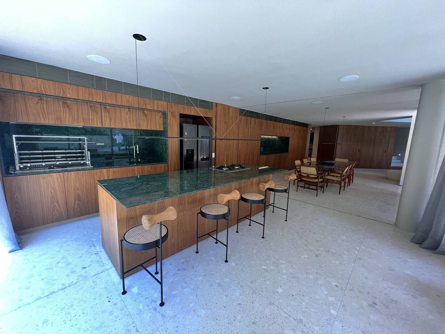 Residência autoral de David Bastos com piscina natural e design brasileiro