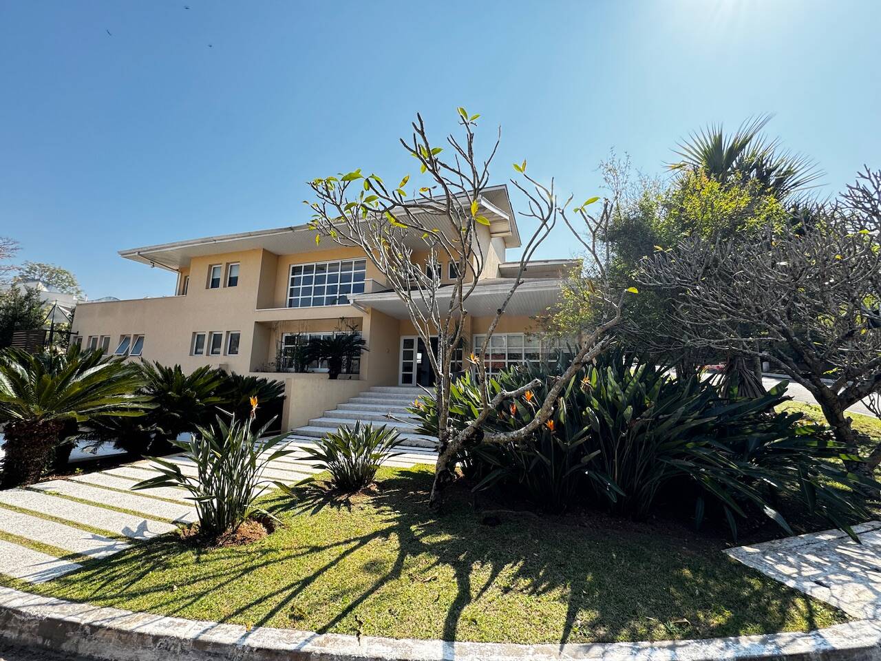 Casa de Alto Padrão Mobiliada com 4 Suítes, Quadra de Tênis Oficial e Lazer Completo em Alphaville