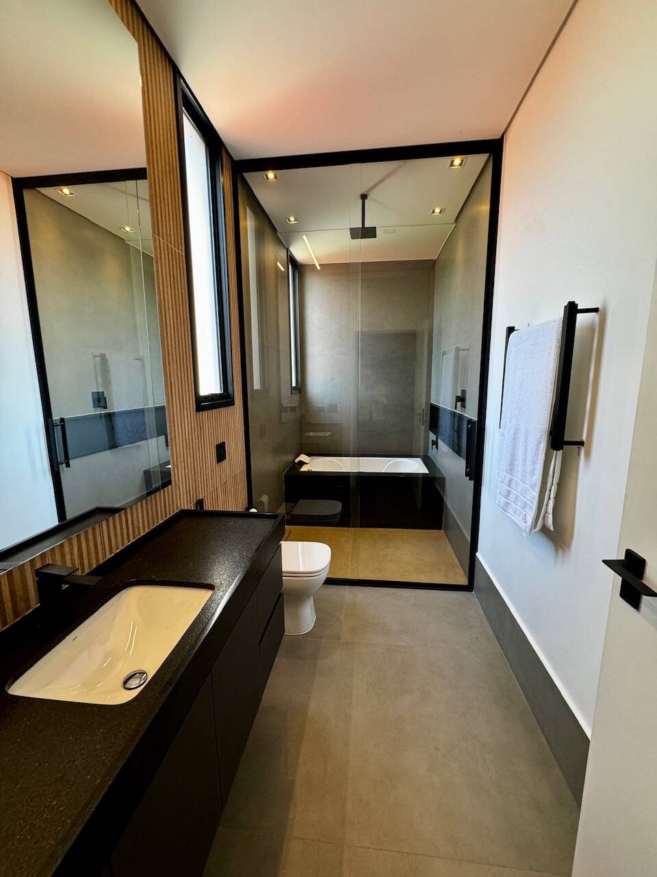 Casa recém-construída à venda no Alphaville Residencial 1 com 4 suítes e automação