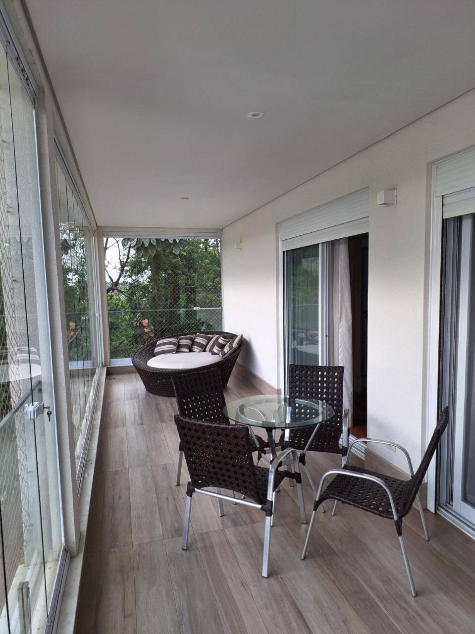Casa com fundo para mata - Residencial Tamboré 11 - Venda porteira fechada.