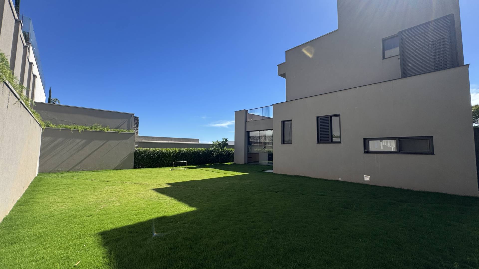 Casa à venda no Tamboré 10 com vista permanente para a mata e amplo terreno
