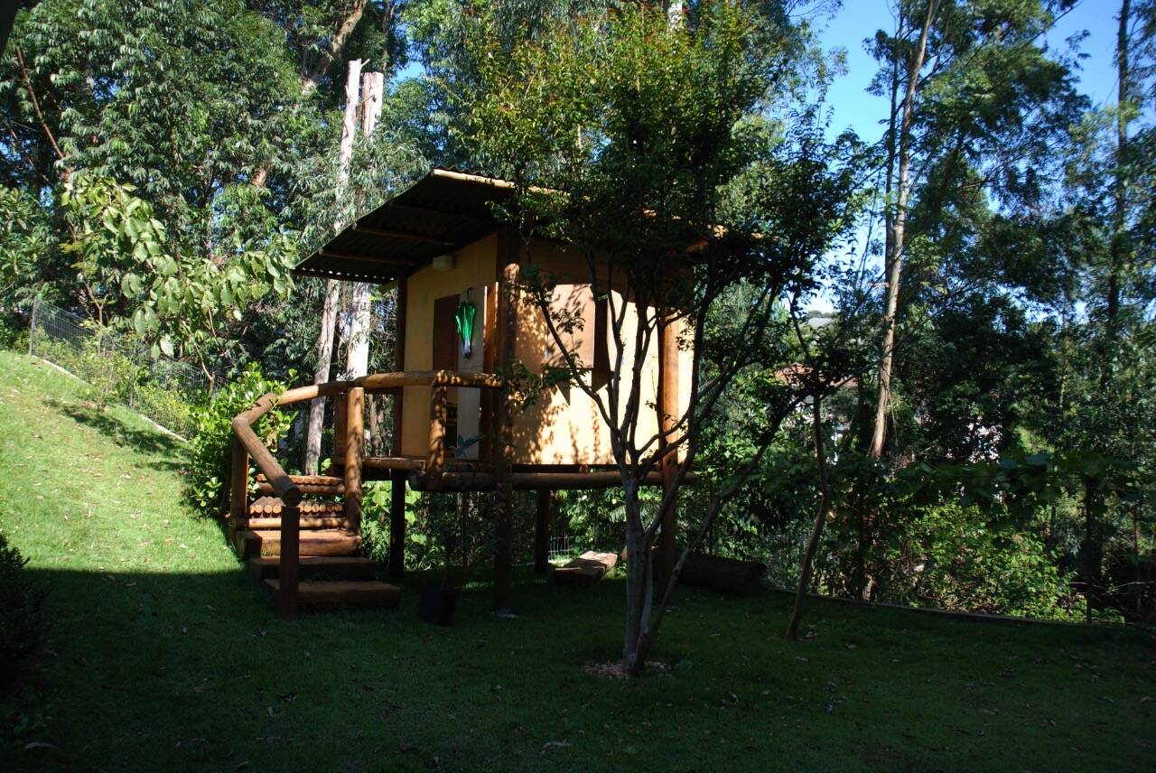 Casa contemporânea com vista para a mata no Tamboré 1