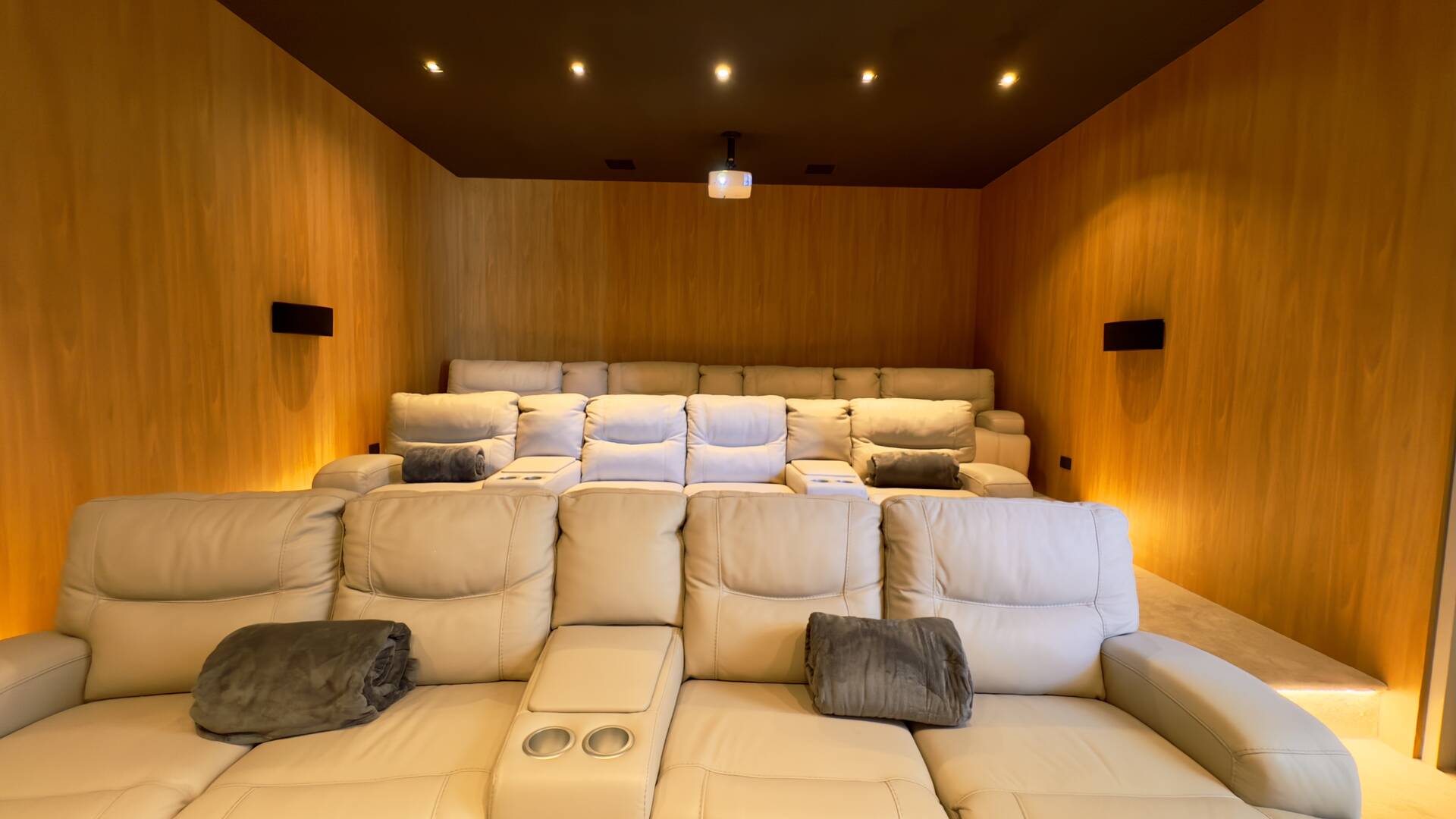 Casa à venda no Tamboré 2 com 1.800 m², 6 suítes e rooftop de 450 m²