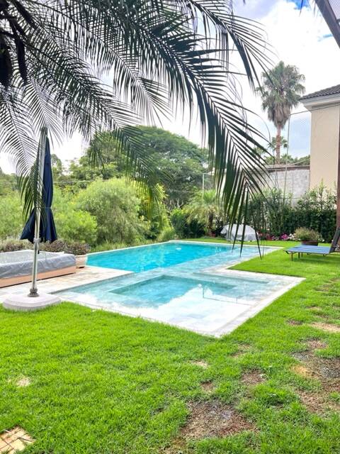Casa Totalmente Reformada à Venda no Tamboré 1 | 5 Suítes e Ambientes Integrados
