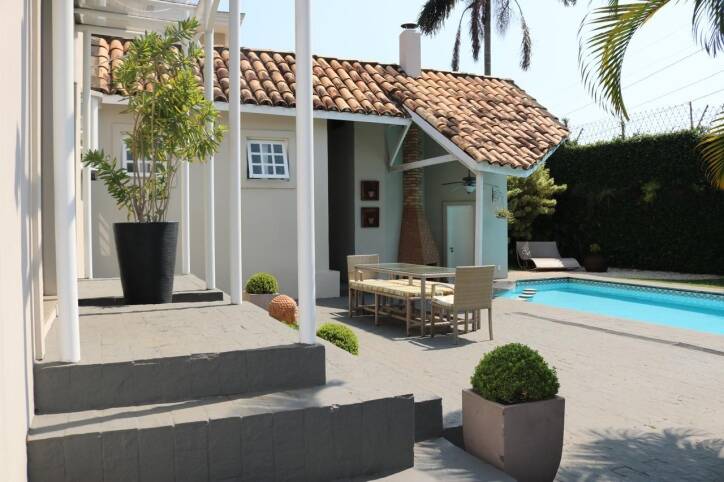 Casa à venda no Tamboré 3 com 4 suítes e excelente potencial para retrofit