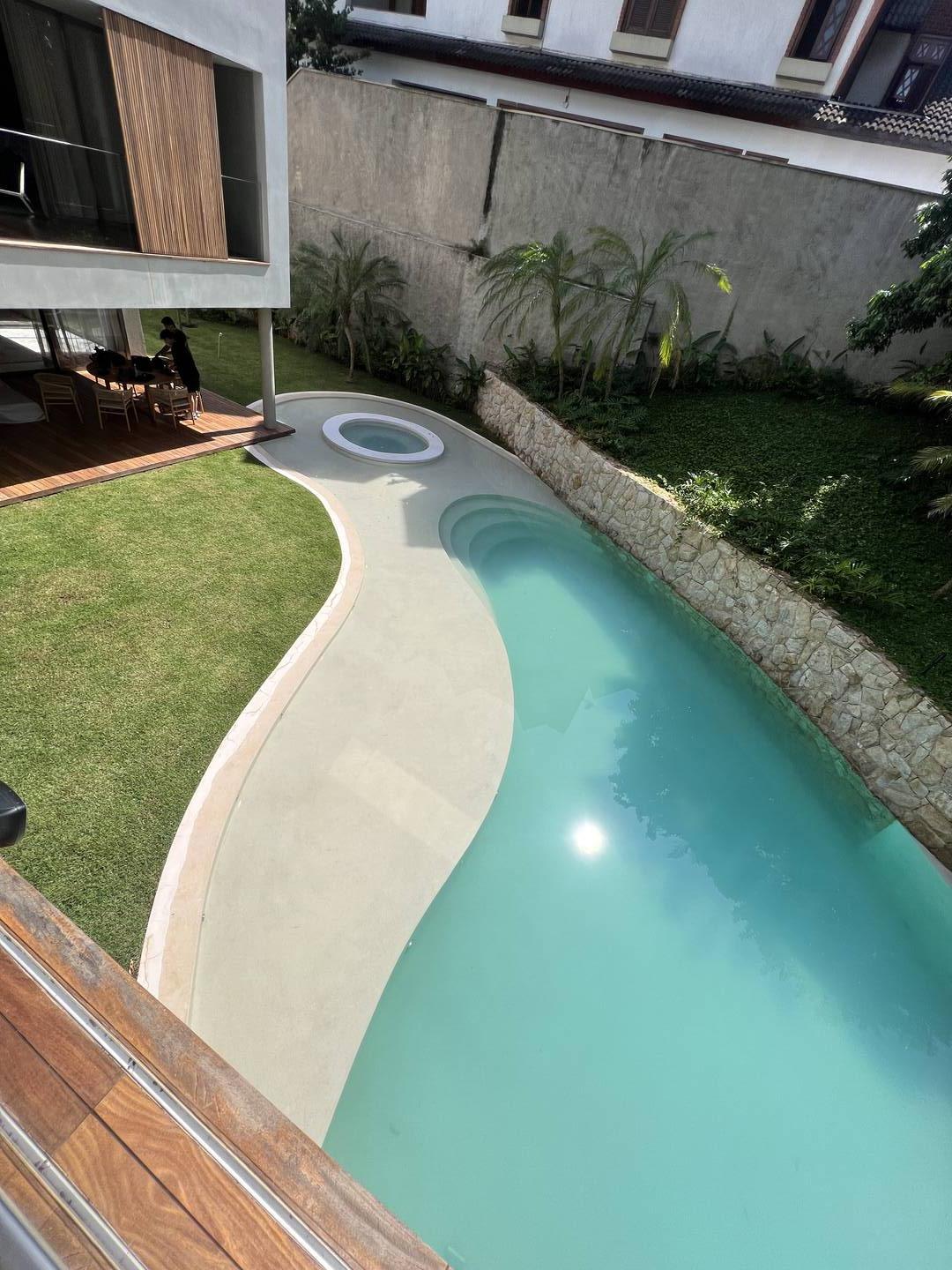 Residência autoral de David Bastos com piscina natural e design brasileiro