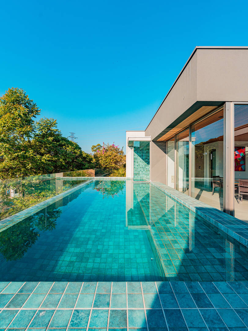 Casa porteira fechada à venda em Alphaville | 5 suítes, rooftop e mobiliada