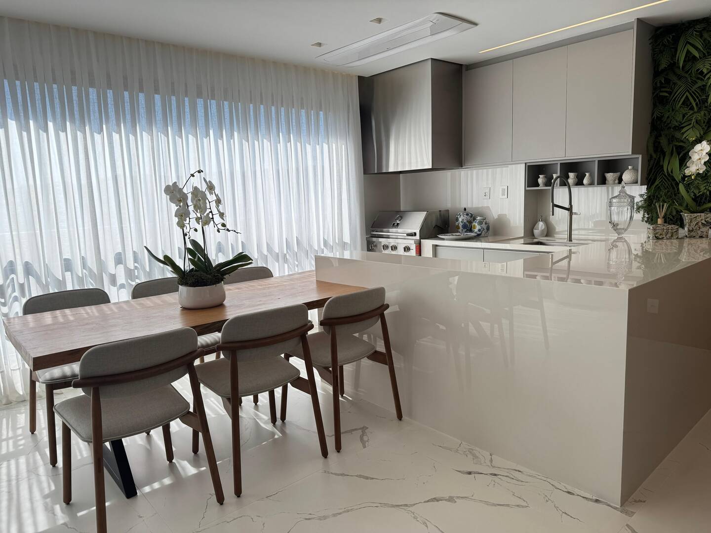 Apartamento mobiliado no ATRIA Alphaville com 3 suítes e automação completa