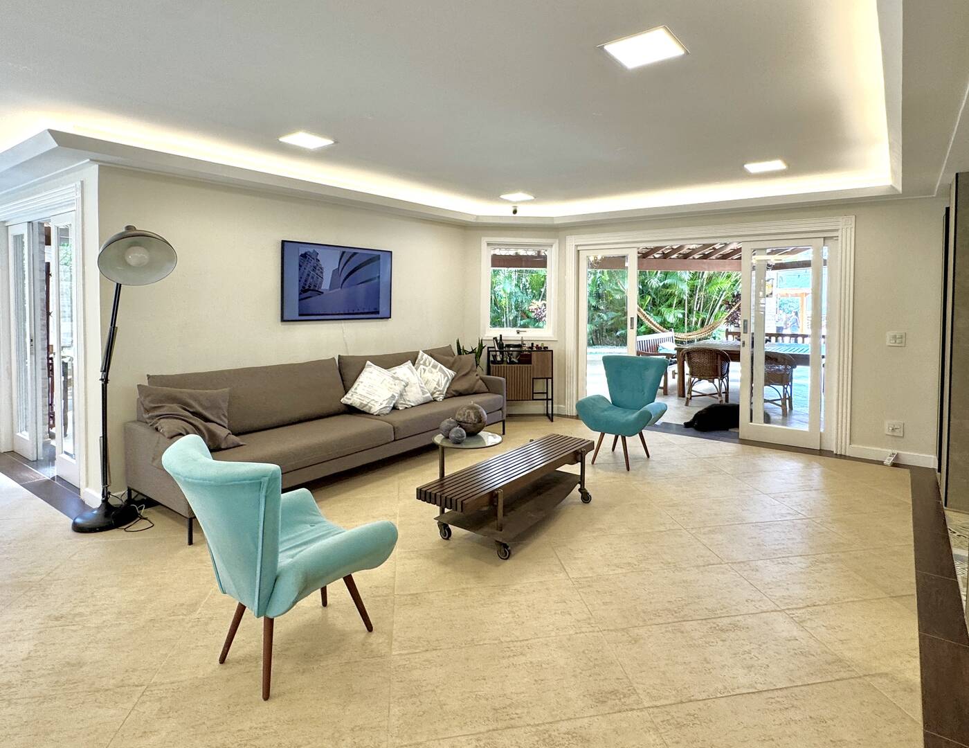 Casa à Venda no Tamboré 1 com 4.000 m², Vista Permanente e Estilo Casa de Campo