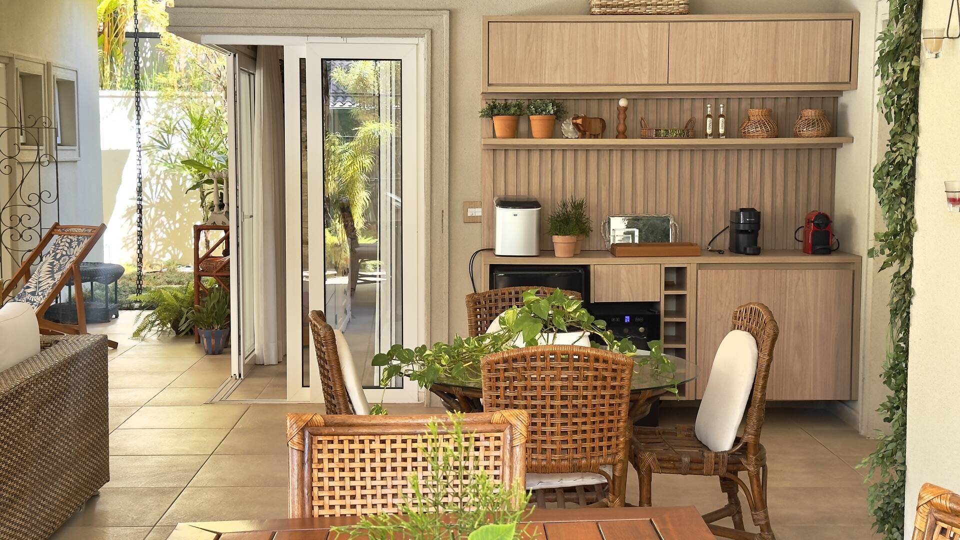 Casa com amplo terreno e excelente potencial de retrofit à venda em Alphaville