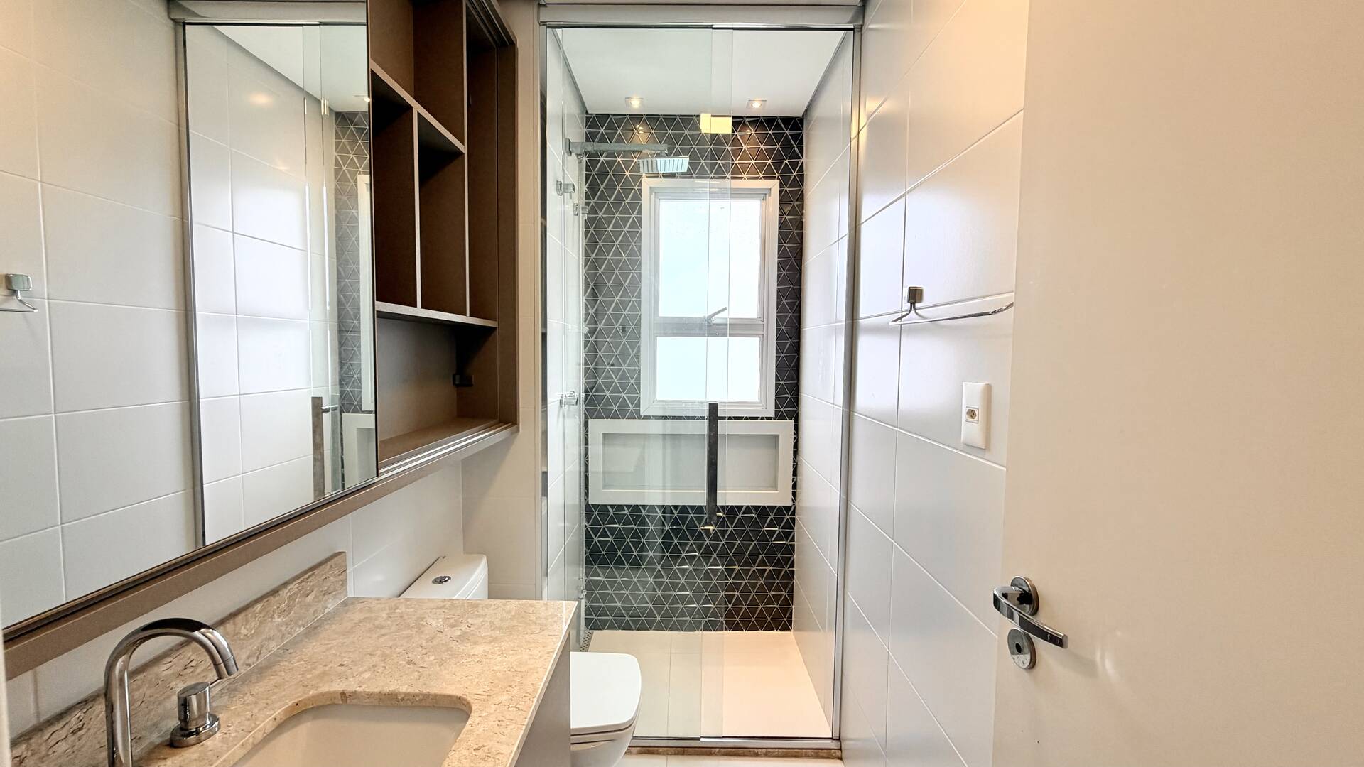 Apartamento mobiliado com 4 suítes e vista permanente para o lago em Alphaville